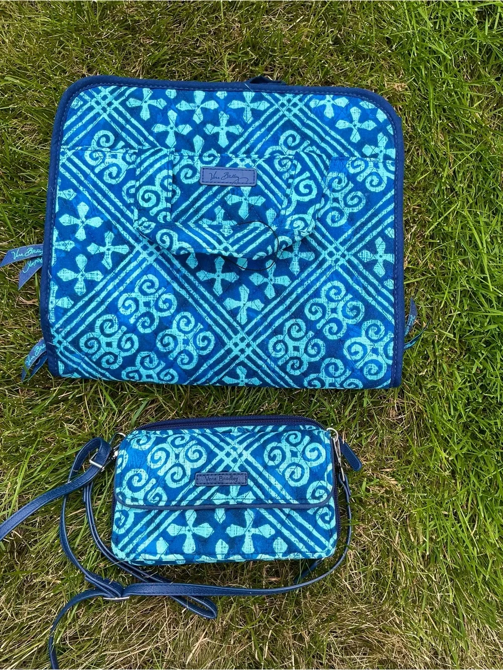 Quilted Vera Bradley travel organizer and wallet set 💙💙